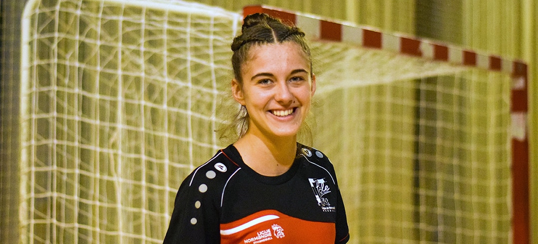 Elle est une joueuse de l’équipe de France de beach handball – Emma Viogne