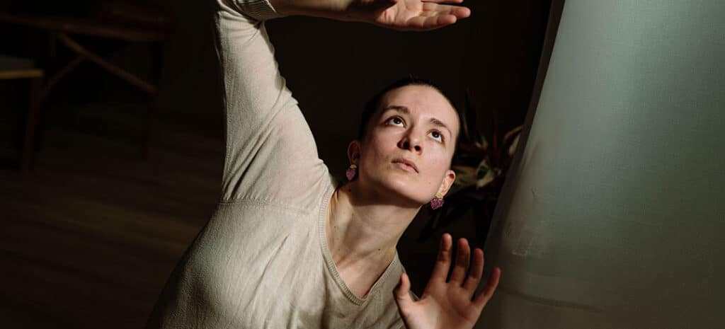 Portrait d'Ambre Orfao, danseuse professionnelle en Normandie et home organizer à Caen