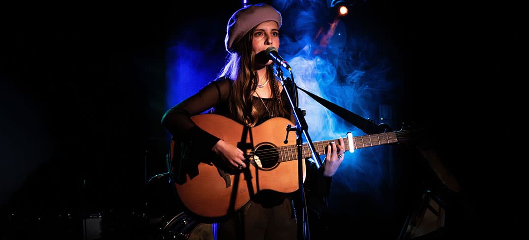 Portrait de Fleur Minuit, artiste pop de Rouen