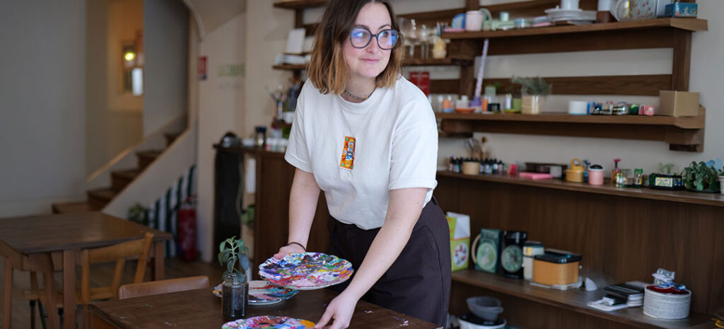 Portrait de Lucile Roullée, fondatrice du café créatif à Caen, Pelotes & palettes