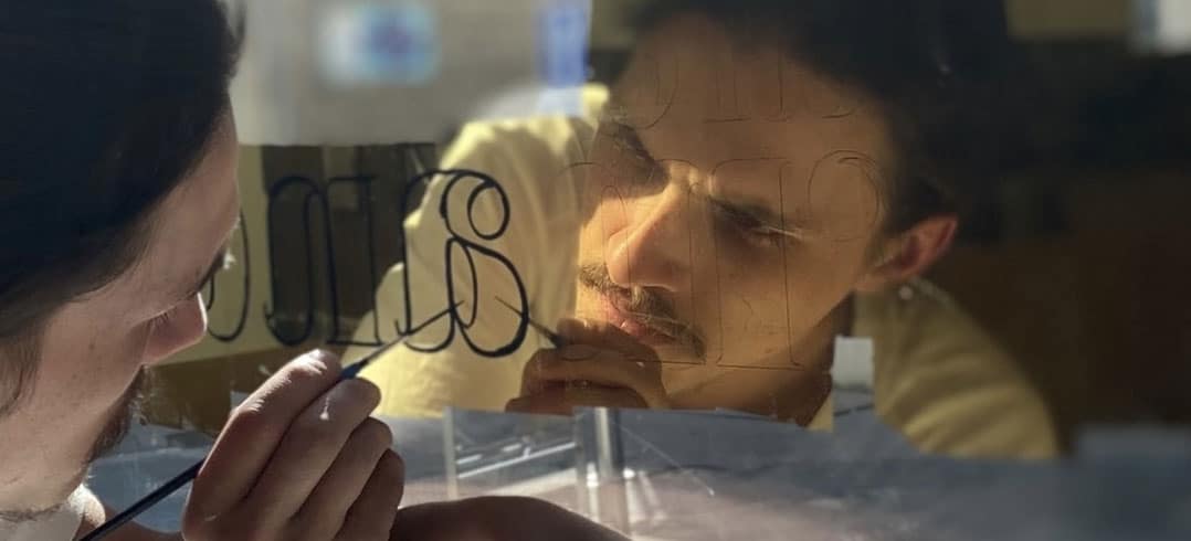 Il peint des lettres à l’aide de feuilles d’or – Thomas Abavent